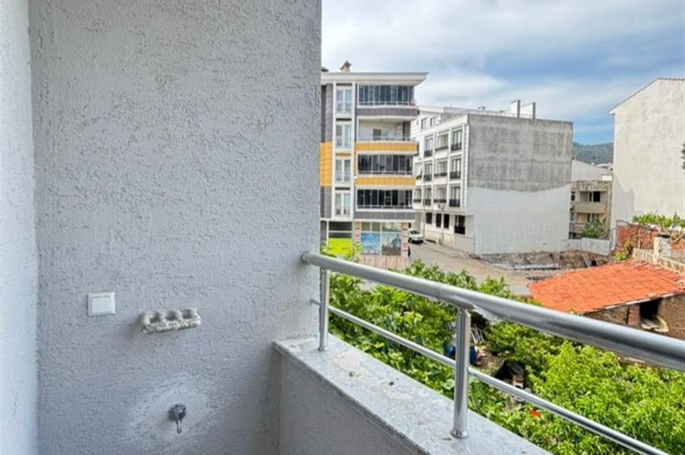 Edremit Altınkum Plajına 8 Km Yeni Binada Balkonlu 1+1 Daire