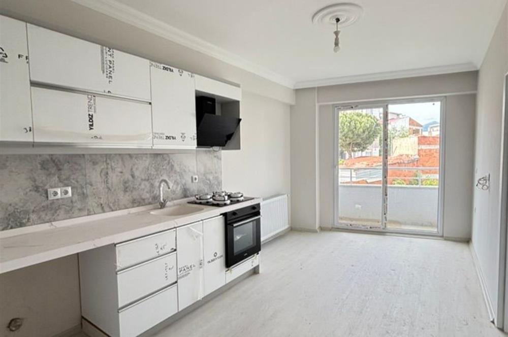 Edremit Altınkum Plajına 8 Km Yeni Binada Balkonlu 1+1 Daire