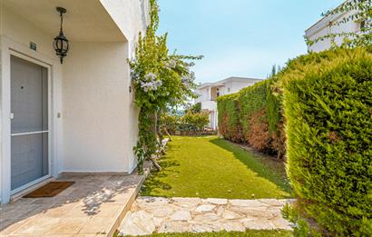 Bodrum Bitez Sarnıç Sitesi Plajlı 3+1 Satılık Bahçe Katı Daire