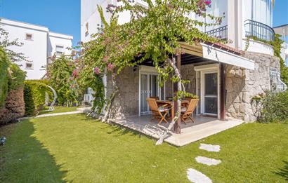 Bodrum Bitez Sarnıç Sitesi Plajlı 3+1 Satılık Bahçe Katı Daire