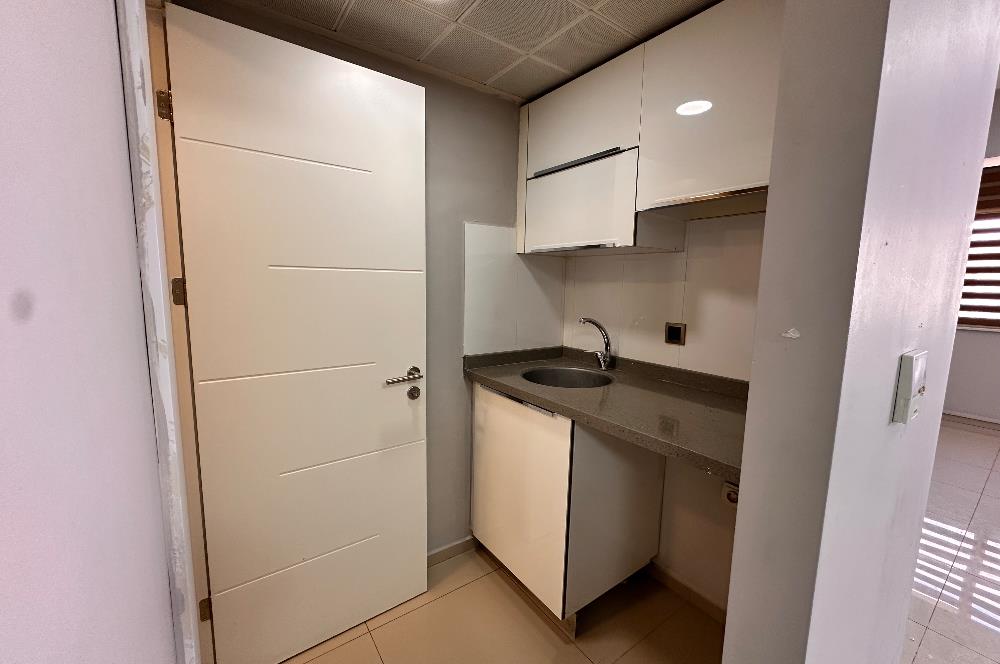 Bayraklı Adalet Mahallesi Avcılar Office de 1+0 Kiralık Ofis