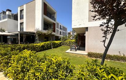 Çeşme Reisdere Loca Sitesinde Havuz Yanı Bahçeli Full Eşyalı 1+1 