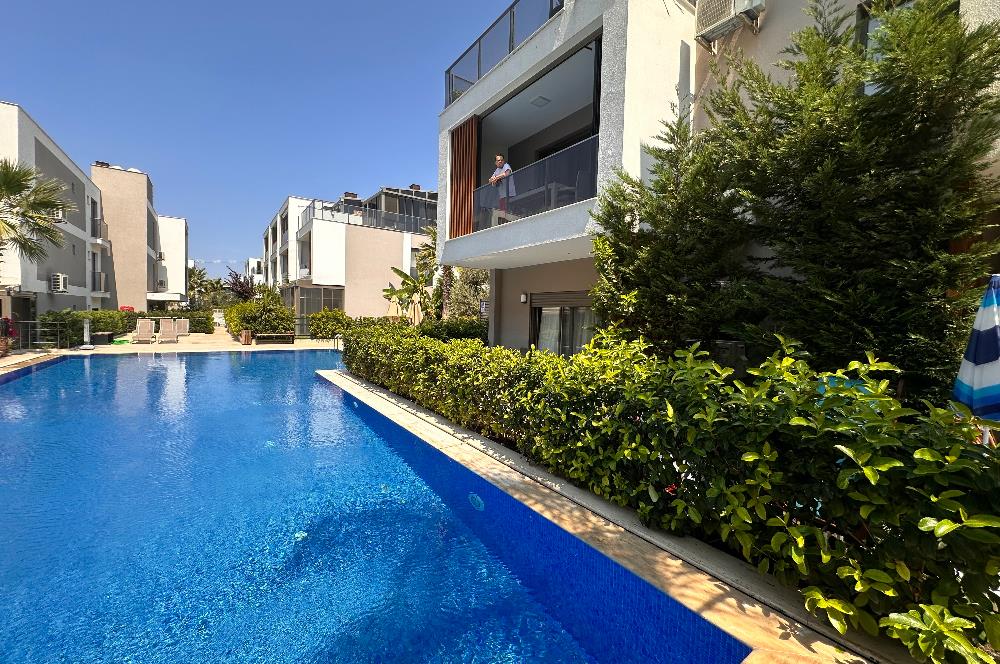 Çeşme Reisdere Loca Sitesinde Havuz Yanı Bahçeli Full Eşyalı 1+1 