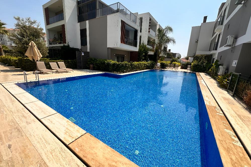 Çeşme Reisdere Loca Sitesinde Havuz Yanı Bahçeli Full Eşyalı 1+1 