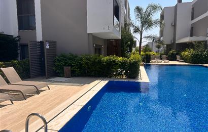 Çeşme Reisdere Loca Sitesinde Havuz Yanı Bahçeli Full Eşyalı 1+1 