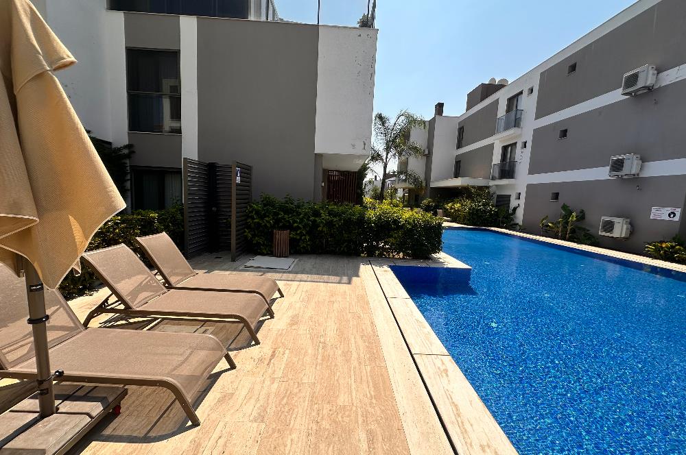 Çeşme Reisdere Loca Sitesinde Havuz Yanı Bahçeli Full Eşyalı 1+1 
