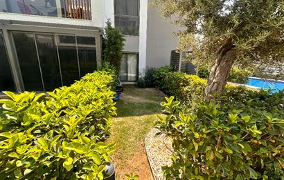 Çeşme Reisdere Loca Sitesinde Havuz Yanı Bahçeli Full Eşyalı 1+1 