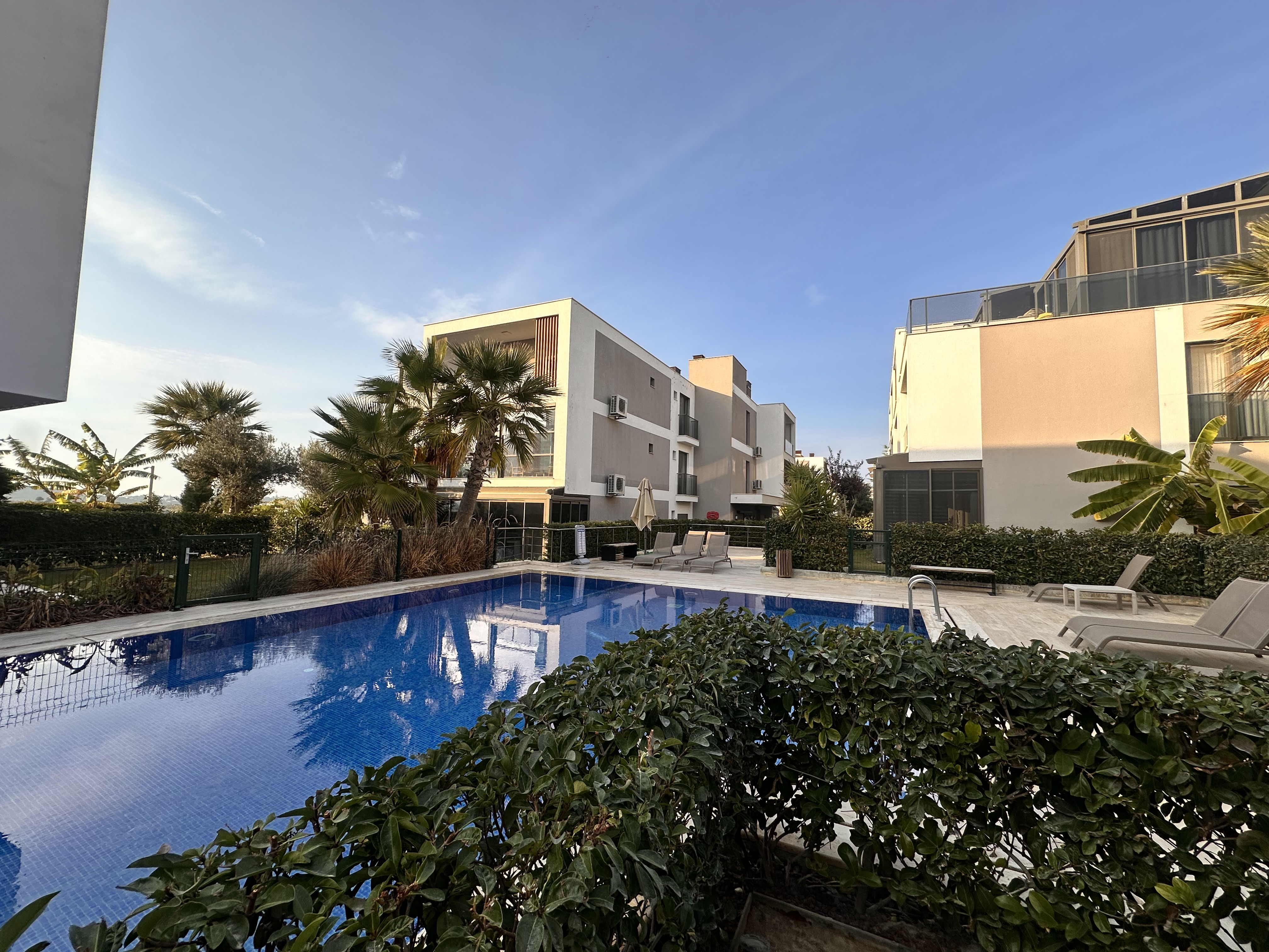 Çeşme Reisdere Loca Sitesinde Havuz Yanı Bahçeli Full Eşyalı 1+1 