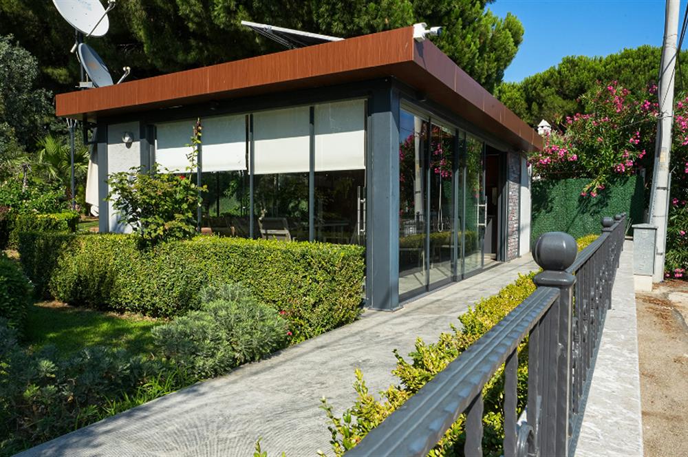C21 Cius; Oba Sitesinde Denize Sıfır 2+1 Bahçe Katı Yazlık