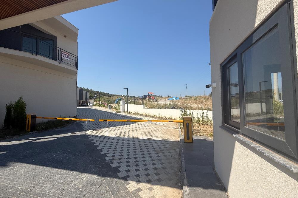 Balkonunuzdan Havuza Girebileceğiniz Eşsiz Mimari Venedik Projesinde Oturuma Hazır Vadeli Ödemeli Seçenekleriyle Residance Daire