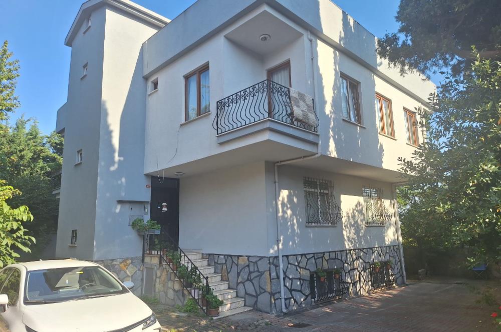 KISIKLI'DA CADDE ÜZERİNDE MÜSTAKİL BİNA...