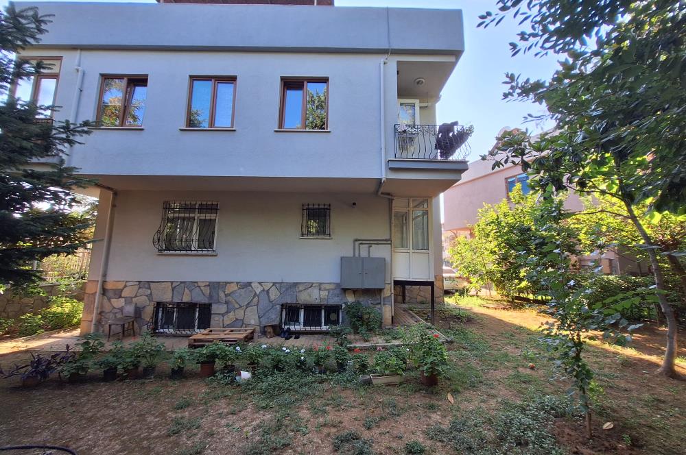 KISIKLI'DA CADDE ÜZERİNDE MÜSTAKİL BİNA...