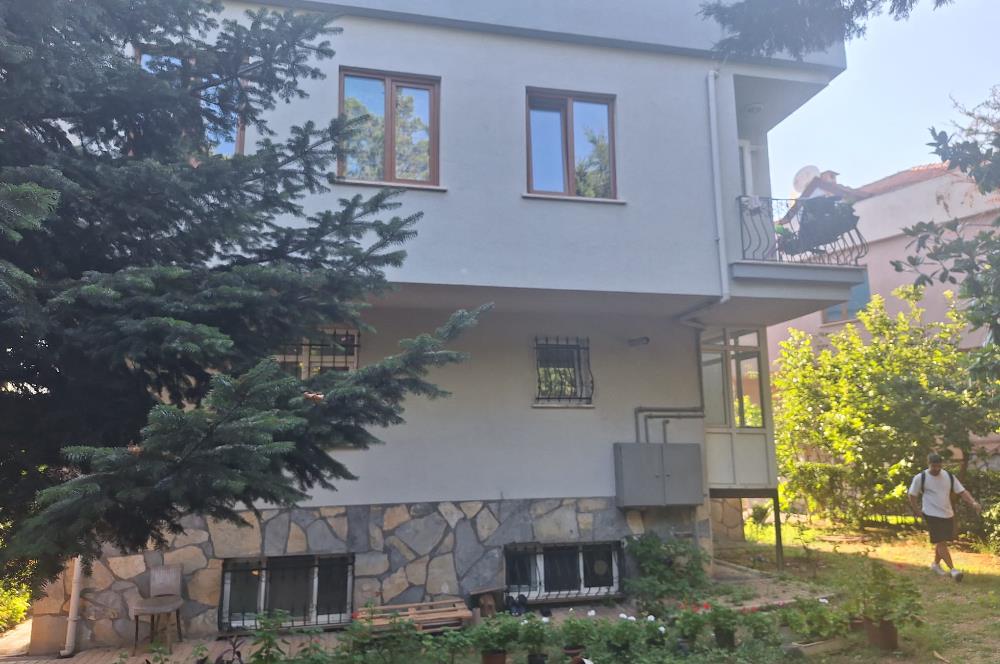 KISIKLI'DA CADDE ÜZERİNDE MÜSTAKİL BİNA...