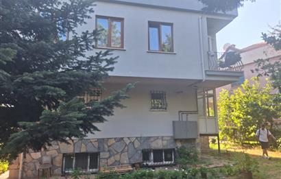 KISIKLI'DA CADDE ÜZERİNDE MÜSTAKİL BİNA...