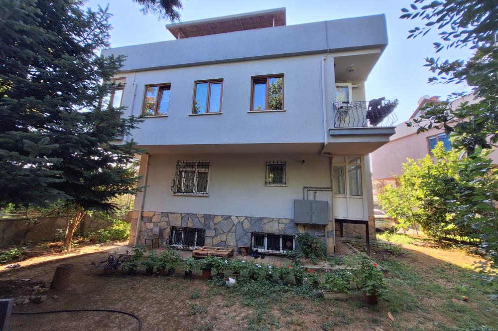 KISIKLI'DA CADDE ÜZERİNDE MÜSTAKİL BİNA...