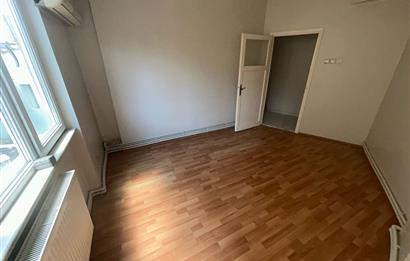 C21 BAL'DAN ÇARŞIDA İNCİRLİ CAMİ YANI ARA KAT 2+1 SATILIK DAİRE