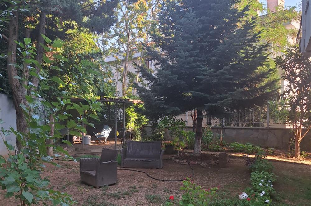 KISIKLI'DA CADDE ÜZERİNDE MÜSTAKİL BİNA...
