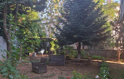 KISIKLI'DA CADDE ÜZERİNDE MÜSTAKİL BİNA...