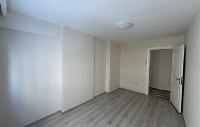 Demirköprü'de Merkezi Konumda, Tadilatlı Satılık 3+1 Daire