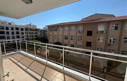 Demirköprü'de Merkezi Konumda, Tadilatlı Satılık 3+1 Daire