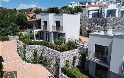 Dörttepe'de havuzlu sitede  aydan aya ödemeli 2+1 bahce katı daire