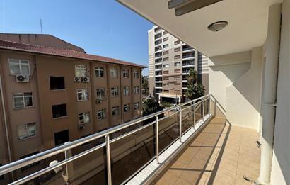Demirköprü'de Merkezi Konumda, Tadilatlı Satılık 3+1 Daire