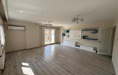 Demirköprü'de Merkezi Konumda, Tadilatlı Satılık 3+1 Daire