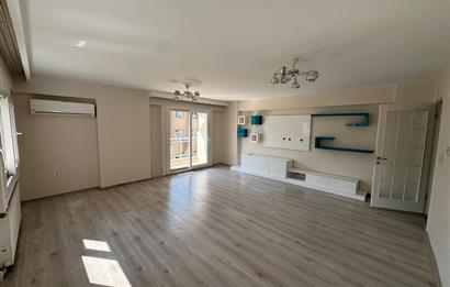 Demirköprü'de Merkezi Konumda, Tadilatlı Satılık 3+1 Daire