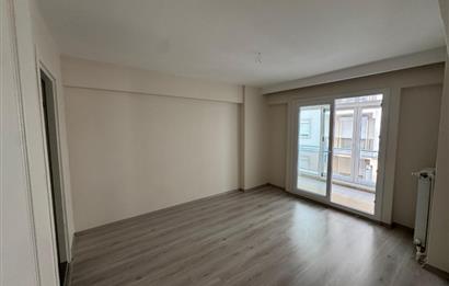 Demirköprü'de Merkezi Konumda, Tadilatlı Satılık 3+1 Daire