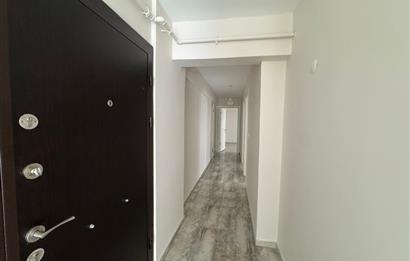 Demirköprü'de Merkezi Konumda, Tadilatlı Satılık 3+1 Daire
