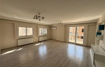 Demirköprü'de Merkezi Konumda, Tadilatlı Satılık 3+1 Daire