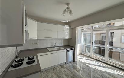 Demirköprü'de Merkezi Konumda, Tadilatlı Satılık 3+1 Daire