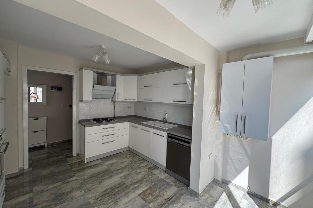 Demirköprü'de Merkezi Konumda, Tadilatlı Satılık 3+1 Daire