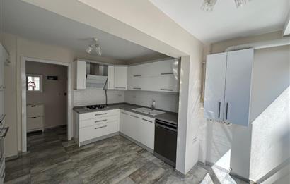 Demirköprü'de Merkezi Konumda, Tadilatlı Satılık 3+1 Daire
