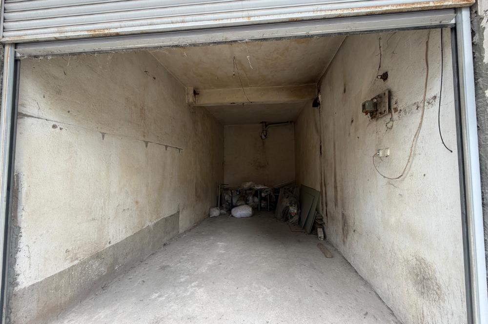 ADAPAZARI'NDA SATILIK MÜLK: 184 m2 ARSA, 2 DÜKKAN, 2 DAİRE