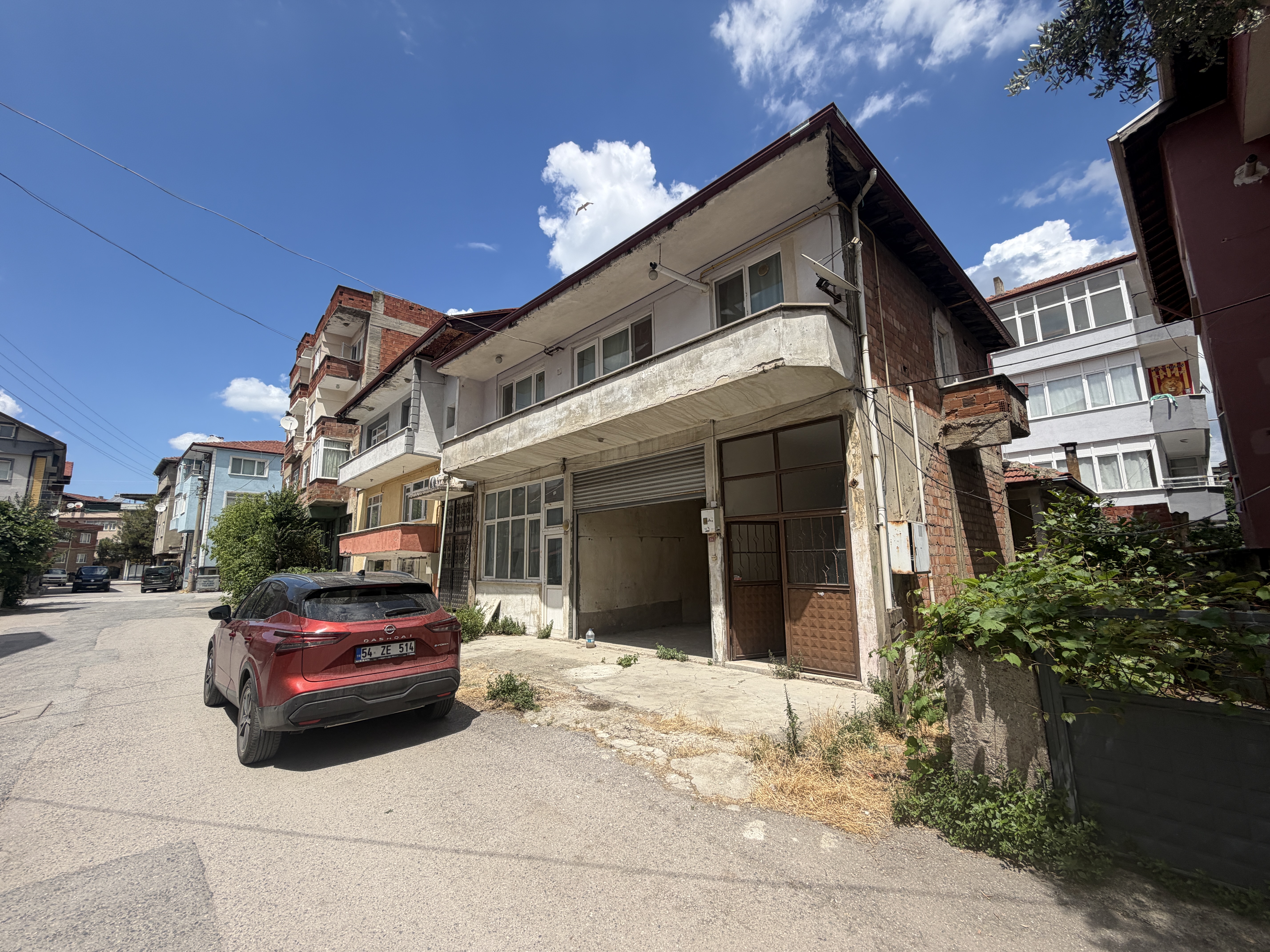 ADAPAZARI'NDA SATILIK MÜLK: 184 m2 ARSA, 2 DÜKKAN, 2 DAİRE