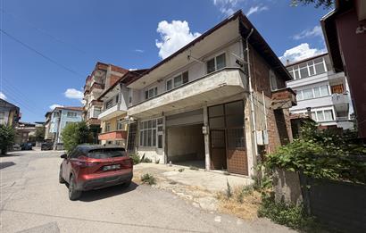 ADAPAZARI'NDA SATILIK MÜLK: 184 m2 ARSA, 2 DÜKKAN, 2 DAİRE
