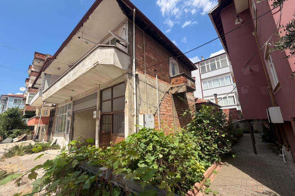 ADAPAZARI'NDA SATILIK MÜLK: 184 m2 ARSA, 2 DÜKKAN, 2 DAİRE