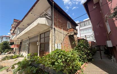 ADAPAZARI'NDA SATILIK MÜLK: 184 m2 ARSA, 2 DÜKKAN, 2 DAİRE
