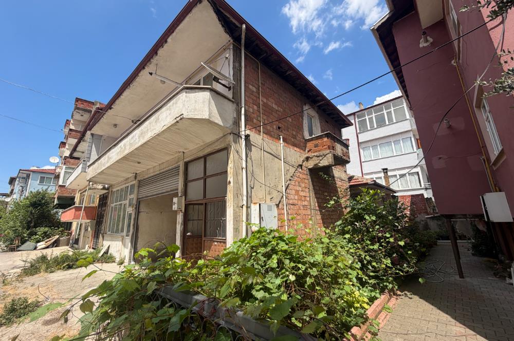 ADAPAZARI'NDA SATILIK MÜLK: 184 m2 ARSA, 2 DÜKKAN, 2 DAİRE