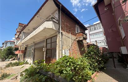 ADAPAZARI'NDA SATILIK MÜLK: 184 m2 ARSA, 2 DÜKKAN, 2 DAİRE