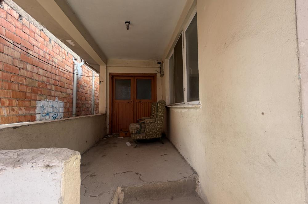ADAPAZARI'NDA SATILIK MÜLK: 184 m2 ARSA, 2 DÜKKAN, 2 DAİRE