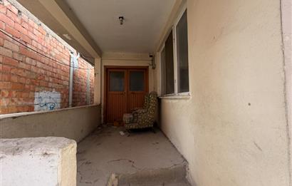 ADAPAZARI'NDA SATILIK MÜLK: 184 m2 ARSA, 2 DÜKKAN, 2 DAİRE