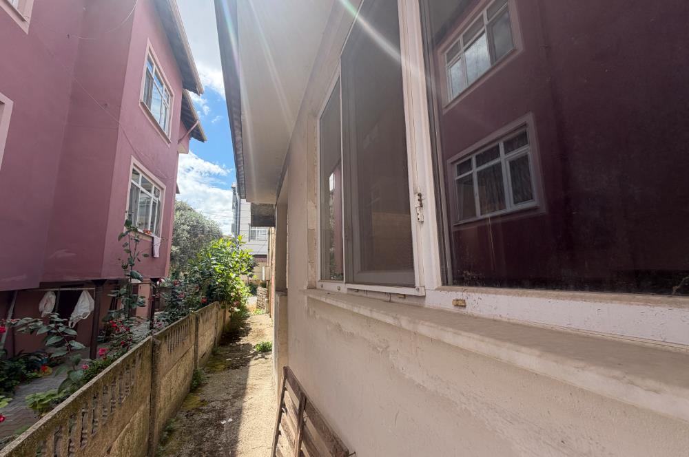 ADAPAZARI'NDA SATILIK MÜLK: 184 m2 ARSA, 2 DÜKKAN, 2 DAİRE