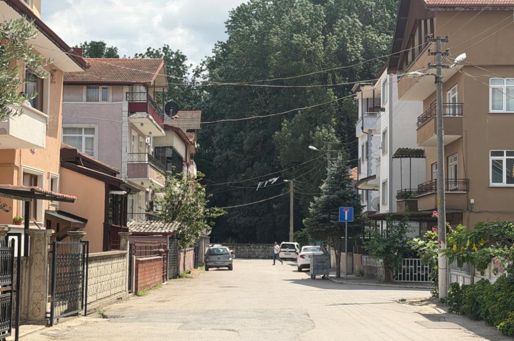 ADAPAZARI'NDA SATILIK MÜLK: 184 m2 ARSA, 2 DÜKKAN, 2 DAİRE