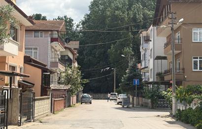 ADAPAZARI'NDA SATILIK MÜLK: 184 m2 ARSA, 2 DÜKKAN, 2 DAİRE