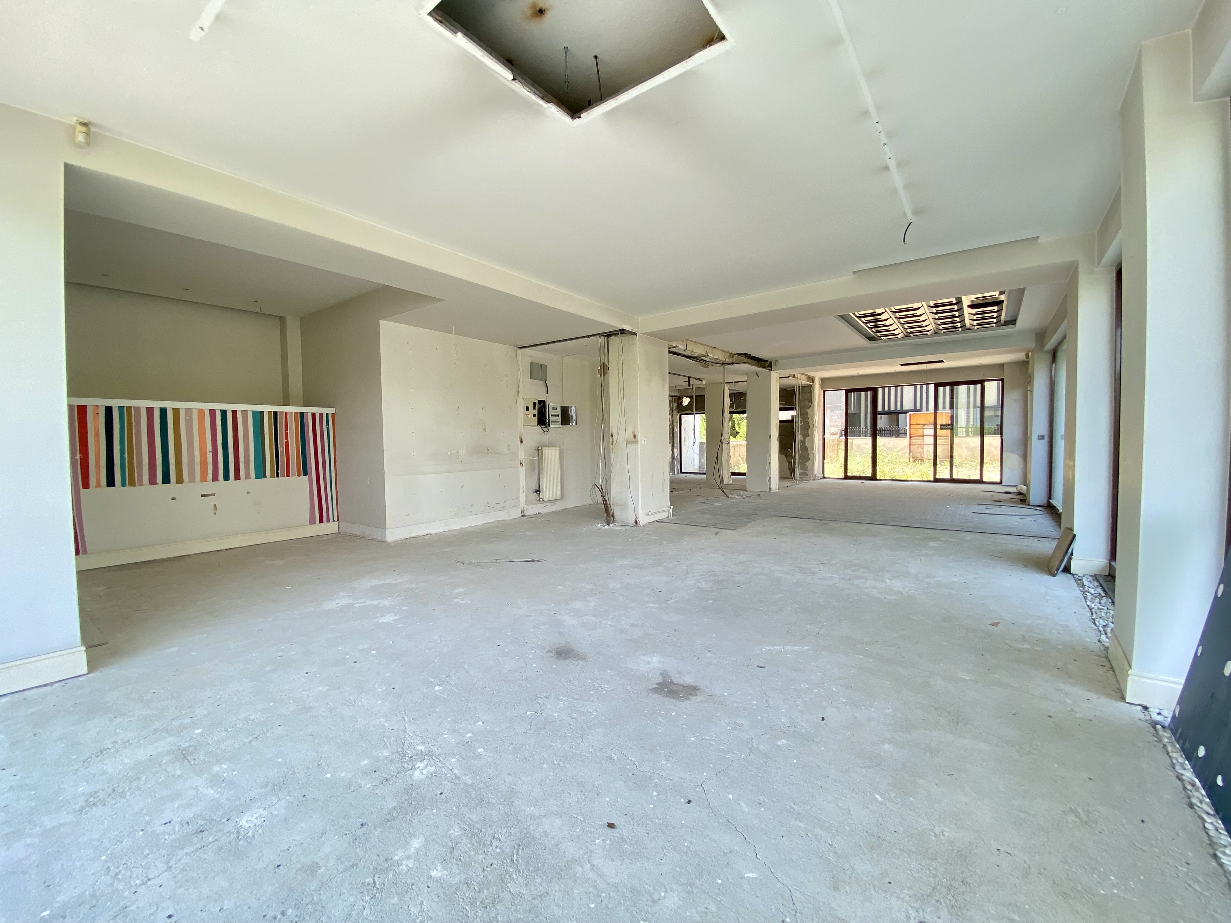 Çamlıkta Cadde Üzerinde Kiralık 400 m2 İşyeri