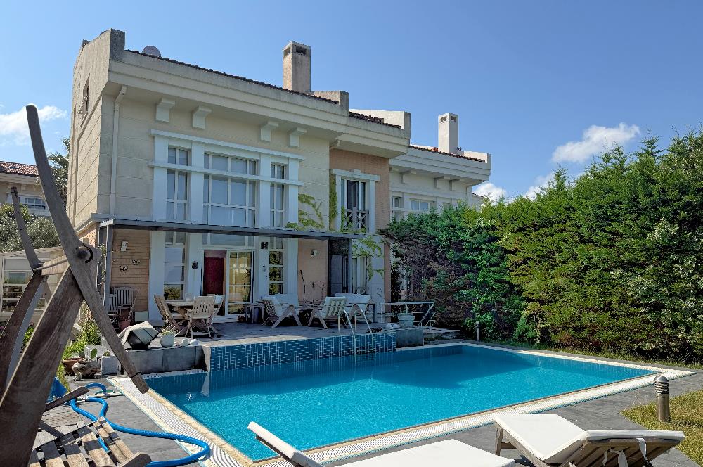 Kilyos Marenegro'da Deniz Manzaralı Satılık Havuzlu 7+1 Villa
