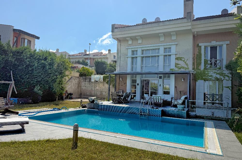 Kilyos Marenegro'da Deniz Manzaralı Satılık Havuzlu 7+1 Villa