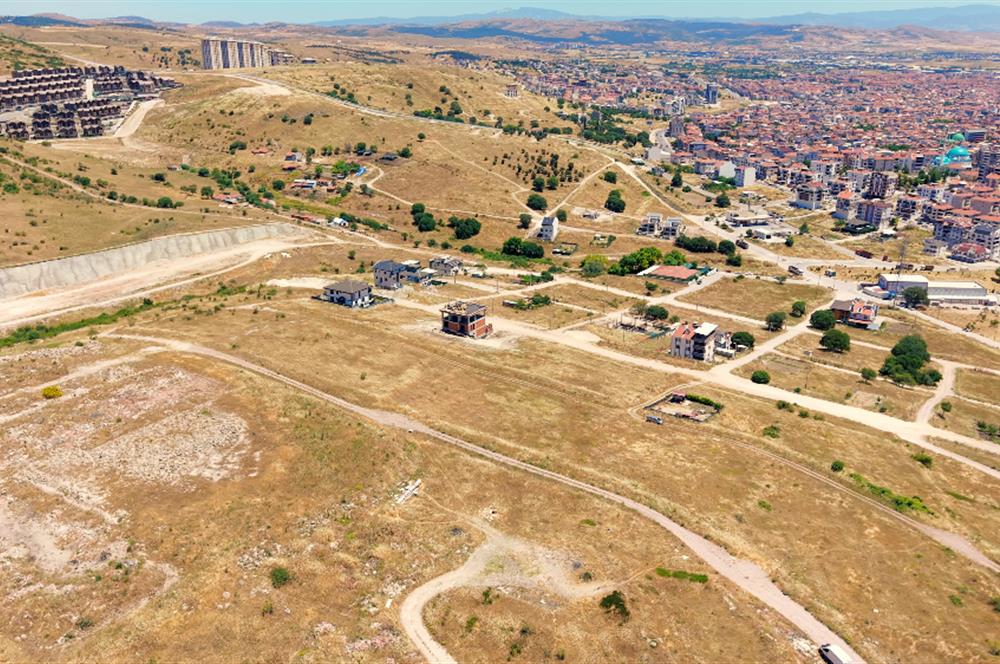 KUVAYİ MİLLİYE'DE AYRIK NİZAM 2 KAT KONUT İMARLI SATILIK ARSA